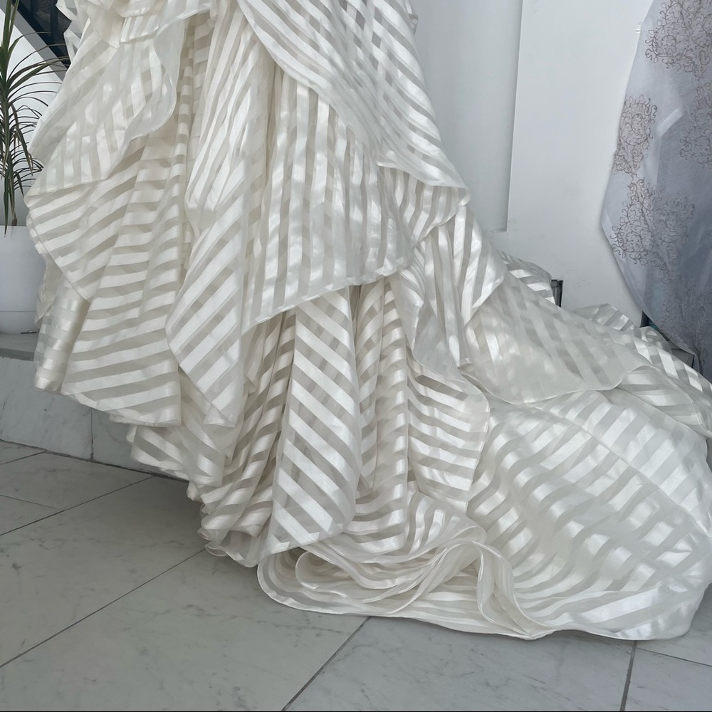 Hayley Paige Guindon Wedding Dress 2 of 2 posts - Picture 12 of 14